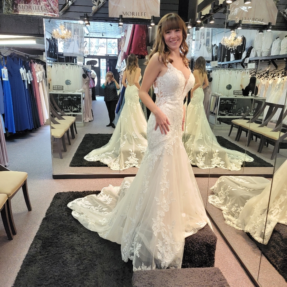 Brand New Beautiful Wedding Dress & Veil Never Worn Ready at Boutique Size 4